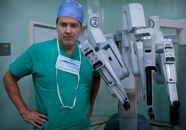 Trabajo con robots que realiza un médico latino le abre las puertas en EEUU Debido a que es uno de los especialistas con más experiencia en cirugía laparoscópica y robótica en Latinoamérica, el doctor René Sotelo fue seleccionado para unirse a la Universidad del Sur de California (USC). 